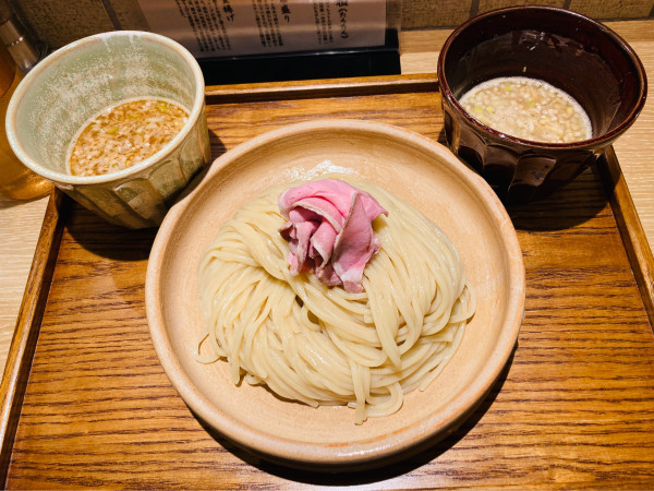 「つけ汁2種(にんにく醤油・海老)冷盛り 400g」@もちだやの写真