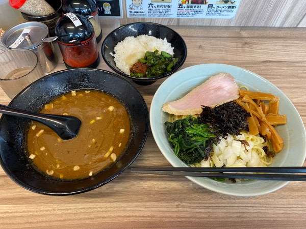 「周年限定昆布水の煮干し豚骨つけ麺中」@七代目武道家の写真