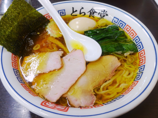 「手打中華そば 850円　半熟煮玉子 130円」@とら食堂の写真