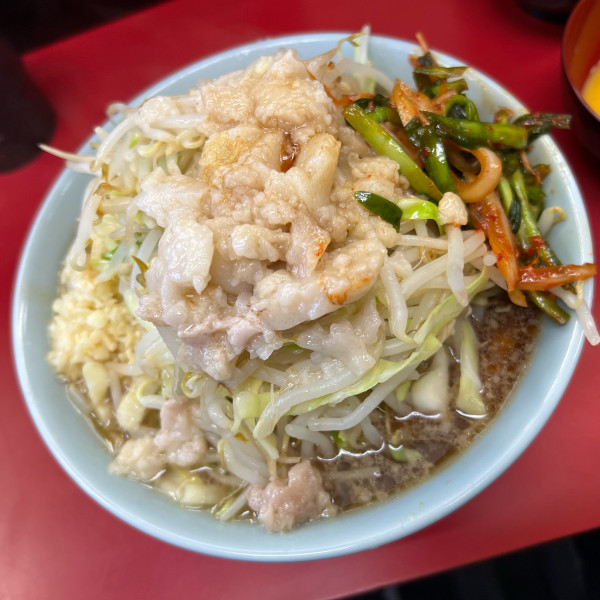 「小ラーメンぶた2枚『コール』全部＋ピリ辛にらだれ」@ラーメン二郎 中山駅前店の写真