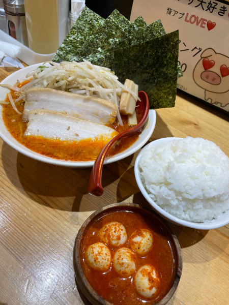 「辛味噌ラーメン+ライス+板海苔+チャーシュー1枚+チンピラ玉」@味噌麺処 花道庵 北参道店の写真