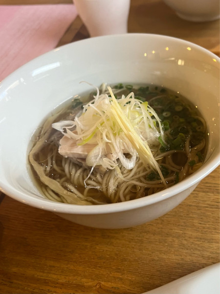 「【豚と貝出汁のそば】〜じわり生姜　白醤油〜」@中華蕎麦 はざまの写真