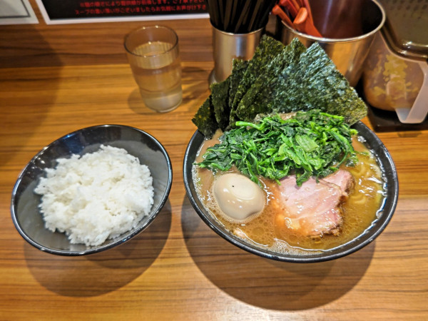 「ラーメン＋ほうれん草増し＋味玉＋ライス」@横浜家系らーめん 輝道家の写真