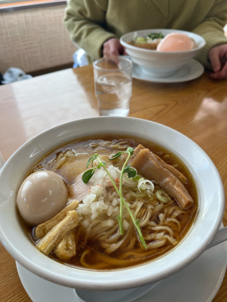 「白醤油中華そば 中太平打 煮玉子」@麺や 松辰の写真