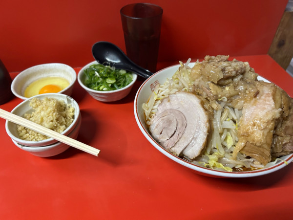 「ラーメン並（汁抜き、辛味、九条ネギ、生姜ダブル、生卵）」@ラーメン二郎 京都店の写真