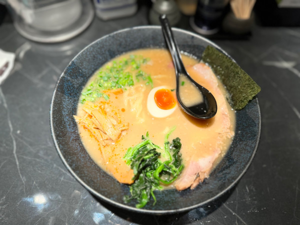「とんこつ醤油ラーメン(小) 990円」@新潟らーめん 石や嗟 歌舞伎町店の写真
