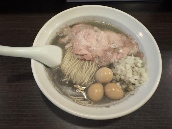 「煮干蕎麦classic (境港背黒､鯵/広島白口)うずら味玉」@灰汁中華 丿貫 福富町本店の写真