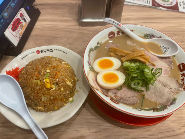 「（こってり）チャーハン定食【かため、煮卵・チャーシュートッピング」@天下一品 水道橋店の写真