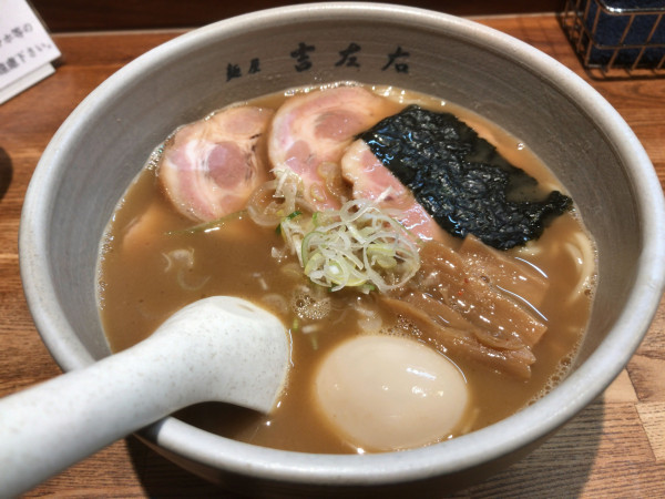 「味玉らーめん（麺200g）➕トッピングチャーシュー」@麺屋吉左右の写真