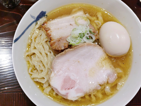 「塩（中太手もみ麺）＋味玉」@麺 みつヰの写真