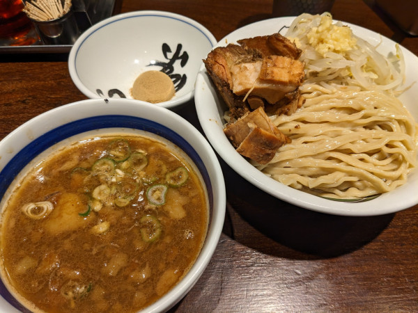 「つけ麺（並）＋魚粉」@ラーメン 雷 東京本丸店の写真