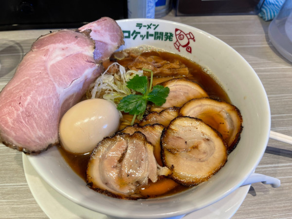 「焼き煮干しラーメン＋チャーシュー増し」@ラーメン ロケット開発の写真