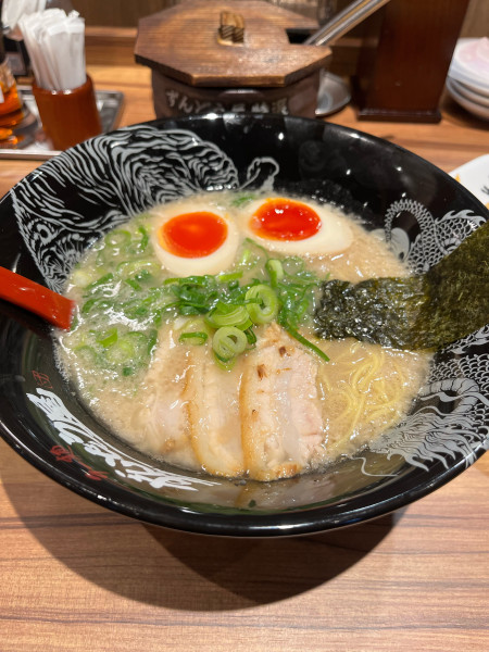 「味玉らーめん(細麺・背脂普通)+ チャーハン(並・アプリ無料クー」@ラー麺 ずんどう屋 小平天神店の写真
