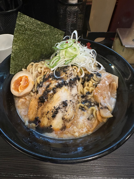 「とん黒油そば(1.5玉)」@油そば専門店 春日亭 秋葉原店の写真