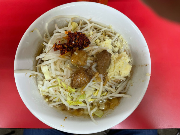 「小ラーメン(ﾆﾝﾆｸ･ｱﾌﾞﾗ･ﾗｰﾕ)¥750」@ラーメン二郎 千住大橋駅前店の写真