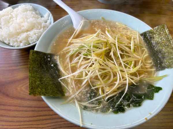 「ネギラーメン(並)800円＋小ライス150円」@ラーメンショップ 小野路店の写真