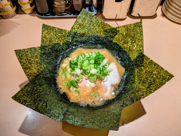 「横浜家系ラーメン＋のり」@横浜家系 元町家の写真