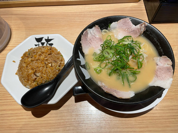 「鳥白湯ラーメン」@京都中華そば 天天有 お台場デックス東京ビーチ店の写真