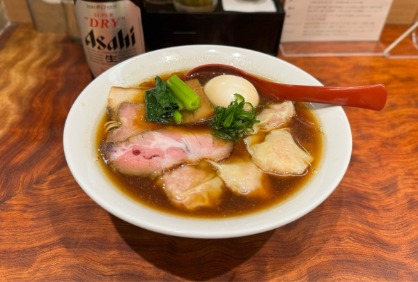 「特製醤油そば¥1300、肉ワンタン¥250」@三馬路 東京店の写真