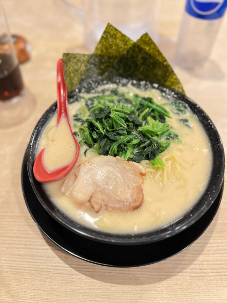 「並＋ほうれん草追加トッピング」@横浜家系ラーメン龍馬家 佐賀南バイパス店の写真