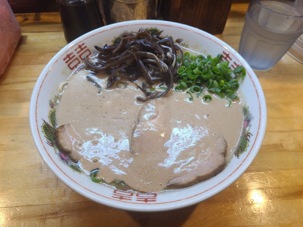 「豚骨ラーメン+替玉」@なるめんの写真