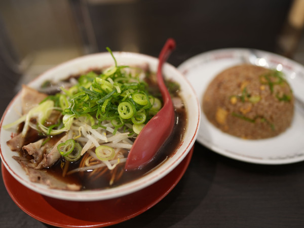 「中華そば 並 麺硬め＋焼き飯 並」@新福菜館 秋葉原店の写真