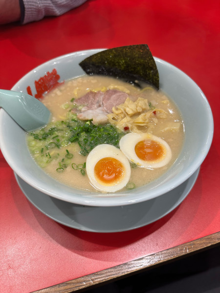 「プレミアム塩とんこつラーメン」@ラーメン山岡家 蘇我店の写真