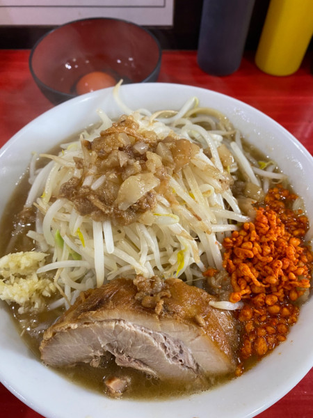 「ラーメン（小）＋生たまご」@ラーメン鷹の目 明大前店の写真