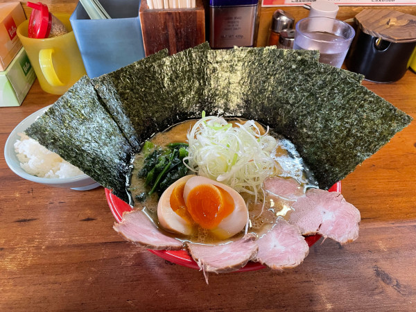 「ラーメン + 吉祥寺盛り(クーポン) + ライス」@吉祥寺 武蔵家の写真