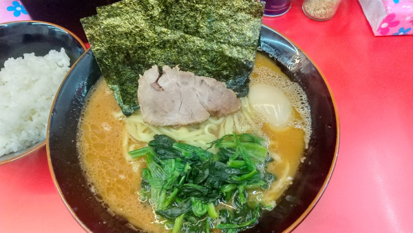 「らーめん中　味玉　サービスライス」@ラーメン 徳丸家の写真