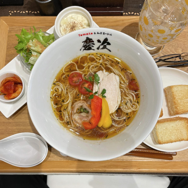 「醤油＆Tomatoヌードル（細麺・辛さレベル2）」@TOMATO&みそヌードル 慶次の写真