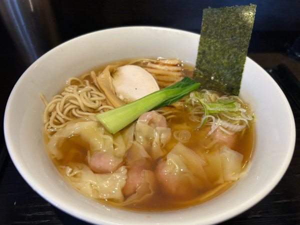 「龍の髭醤油ラーメン870円、肉ワンタン250円」@龍のひげの写真