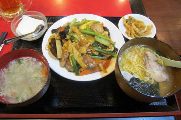 「豚肉とキクラゲの玉子炒めの定食　800円＋半ラーメン200円」@花彫酒家の写真