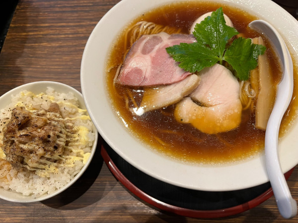 「飛魚出汁醤油そば（熟玉のせ）＋ランチ飯：990+100円」@だし廊 -DASHIRO-の写真