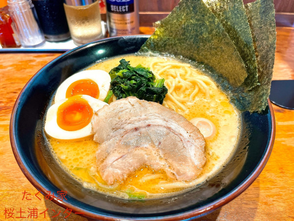 「醤油らーめん(830円)、味玉(CP)」@横浜家系ラーメン たくみ家 桜土浦インター店の写真