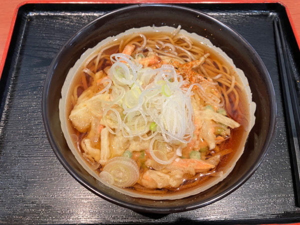 「かき揚げそば」@JAL PLAZA 羽田空港 7番ゲートショップの写真