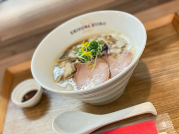 「濃厚魚介豚骨そば〜魅惑のブラックストーム〜」@えびそば 緋彩の写真