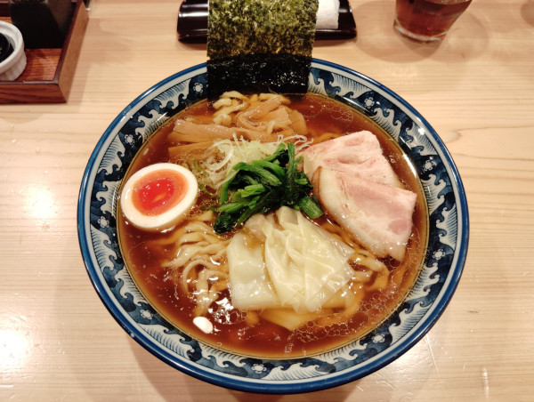 「中華そば　　大盛り　　手打ち平打ち　　1350円」@自家製麺 ロビンソンの写真