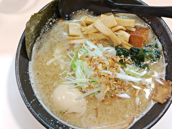 「司らーめん（鬼もり背脂）＋メンマ」@らーめん 司の写真