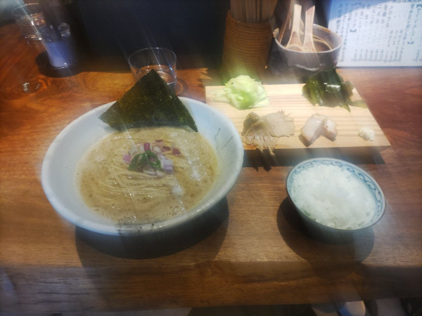 「豚骨強めのクレイジーハウス＋半ライス」@NATURAL TASTEの写真