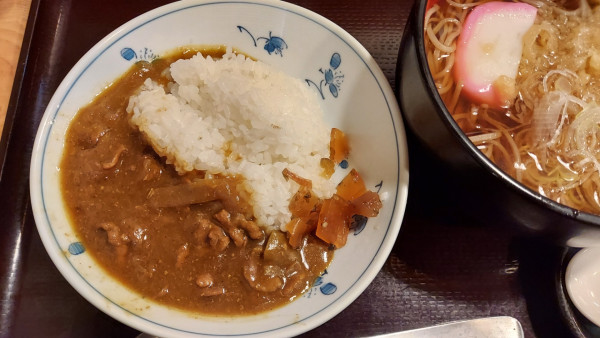 「ランチ半カレーとたぬき蕎麦セット 850円」@割烹ひよこの写真