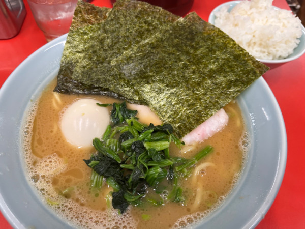 「ラーメン並700円＋トッピング味玉70円」@壱六家 上大岡店の写真
