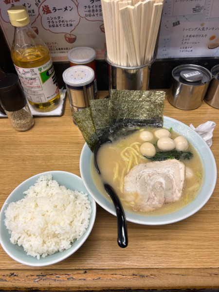 「ラーメン並　うずら卵　らいす」@ラーメン三國家 関内店の写真