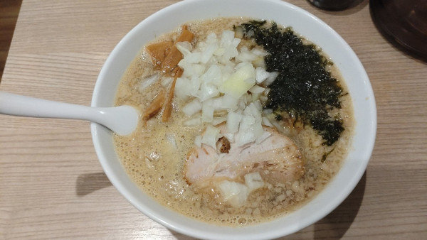 「（限定）燕三条らー麺（大盛り＋玉ねぎ）」@コッテリの塩らー麺専門店 MANNISH 日暮里店の写真