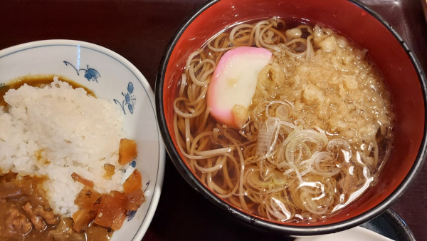 「ランチたぬきそばと半カレーライスセット 850円」@割烹ひよこの写真