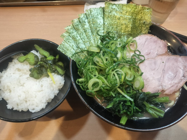 「特製中盛り」@横浜家系らーめん 武道家 賢斗の写真