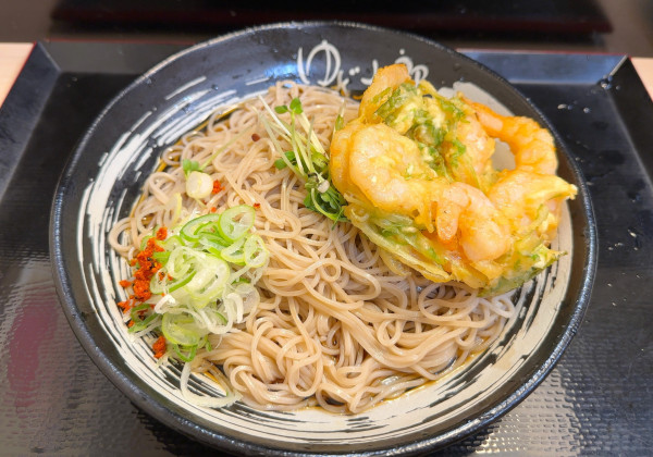 「ほぼ海老だけのかきあげそば(770円)+大盛(クーポン)」@ゆで太郎 南青山一丁目店の写真
