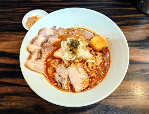 「辛いそば(手もみ麺変更)+豚うで肉」@中華そば 梟の写真