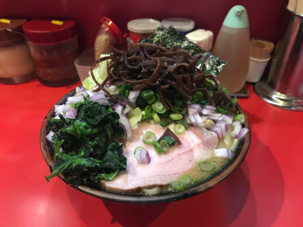 「いつもの🍜大盛り 1,200円＋感謝のきくらげ」@どんとこい家の写真