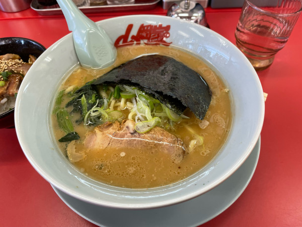 「とんこつ醤油ラーメン」@ラーメン山岡家 愛知刈谷店の写真